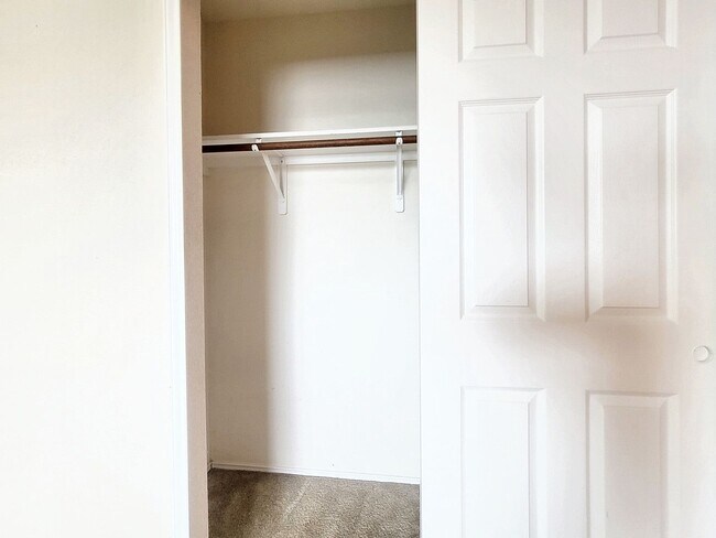 Building Photo - Charming 3/BR 2.5/BA Home with Bright Inte...