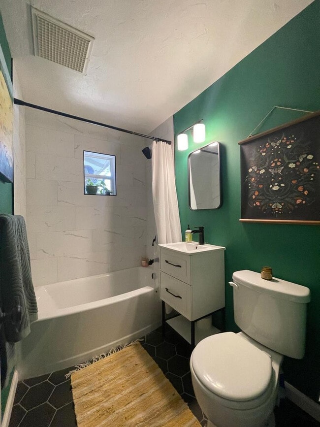 Building Photo - 843 E Butler Dr