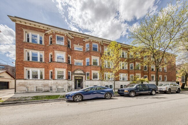 Building Photo - Renovated 3 bed in Logan Square - Now Leasing! (Garden Unit)