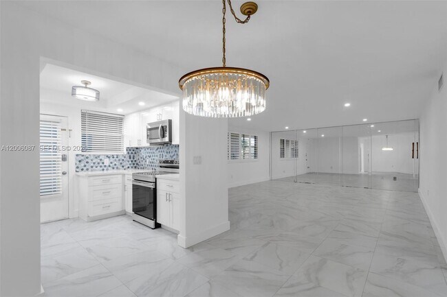 Building Photo - 11960 NE 19th Dr