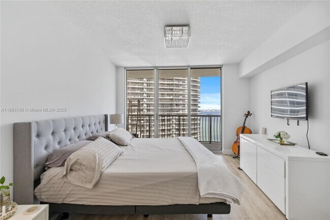 Building Photo - 1750 N Bayshore Dr