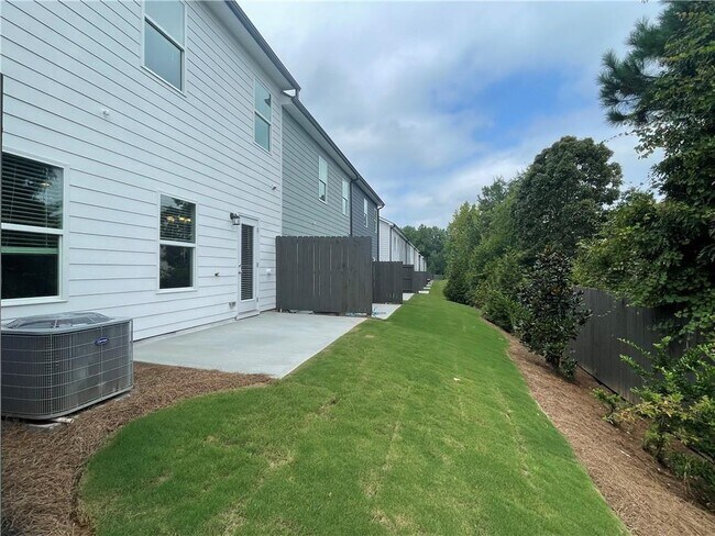 Building Photo - 4663 Fullerton Dr