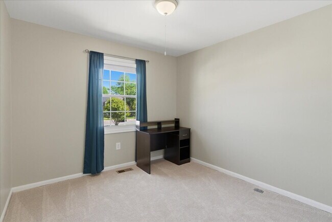 Building Photo - Comfortable Single-Family Home with Functional Layout and Outdoor Space