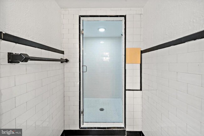 Building Photo - 625 Catharine St