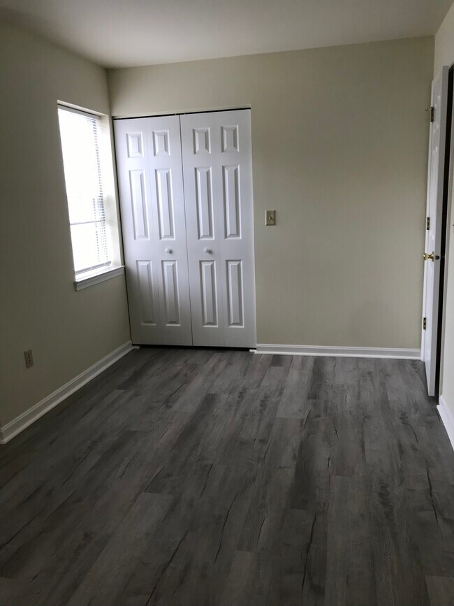 Building Photo - 1111 Cambridge Ct