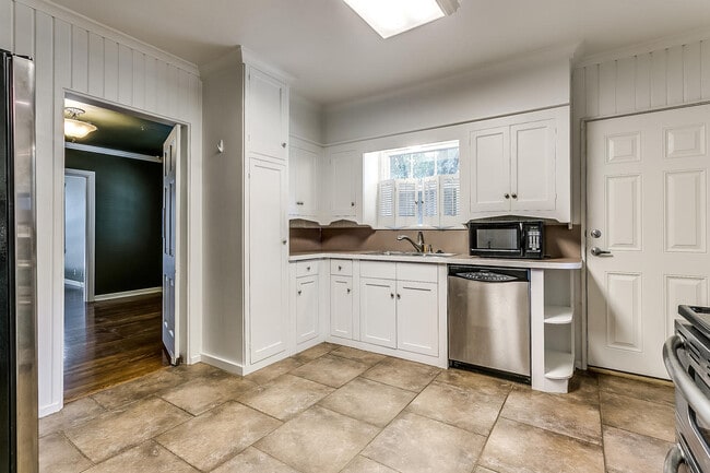 Building Photo - Ready for New Students- 2 Bed, 1 Bath Tudor Home Minutes from TCU- 76109