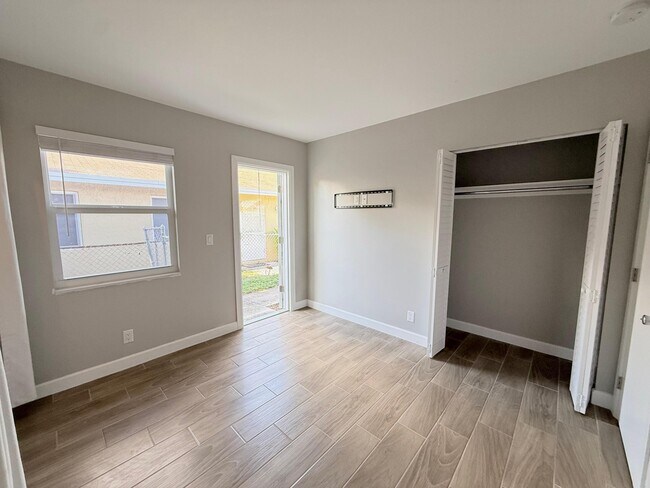 Building Photo - 1001 W 9th St