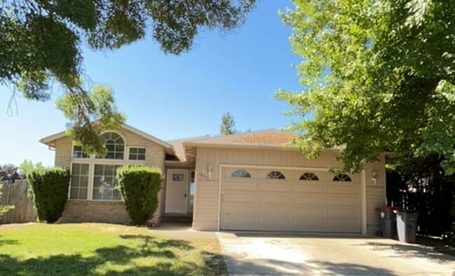 Building Photo - 3 Bedroom 2 bath house coming available!