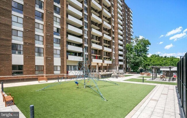 Building Photo - 250 S Reynolds St