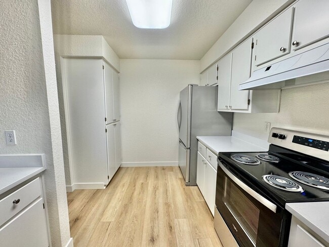 Building Photo - Beautifully Remodeled, Easy Living Townhome. Location, Location!
