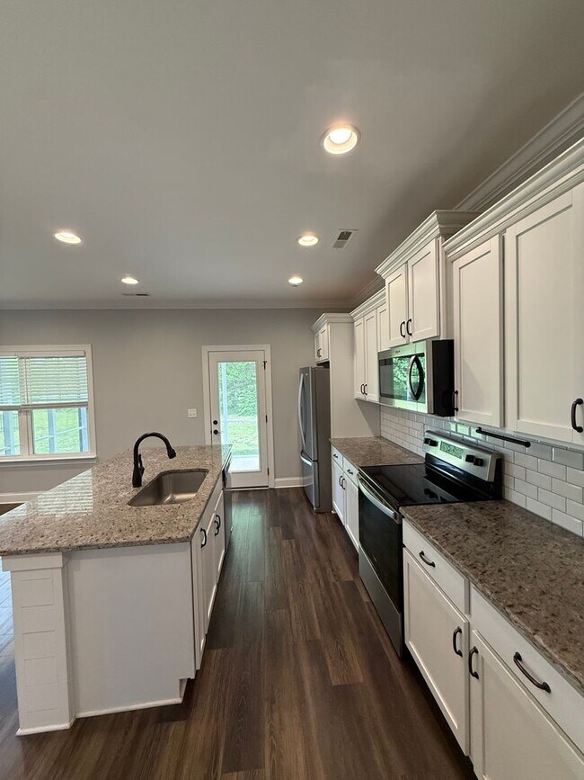 Building Photo - Ooltewah Gem! 3BR Home with Pool + Walking Trails