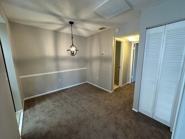 Building Photo - COZY 2 Bedroom/1.5 Bathroom 2nd Floor Condo!!