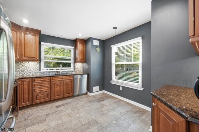 Building Photo - 81 Village Cir