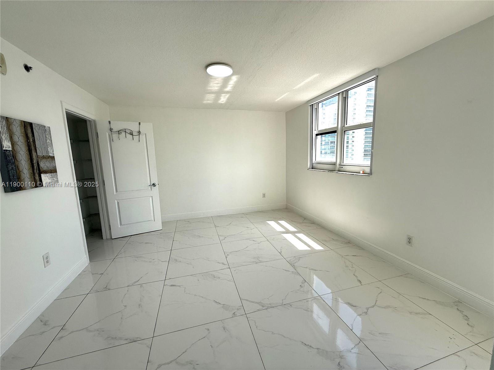 Building Photo - 1200 Brickell Bay Dr