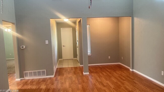 Building Photo - 3700 Dauphine Ct