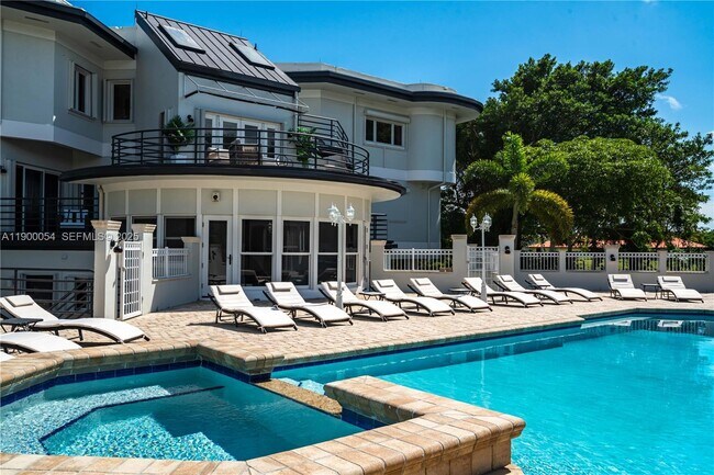 Building Photo - 2827 S Indian River Dr