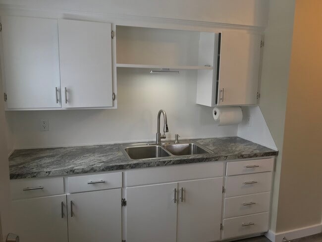 Building Photo - 1011 W College Ave