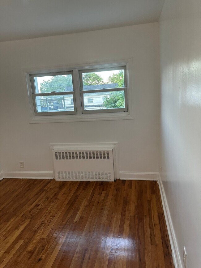 Building Photo - 103 E 218th St