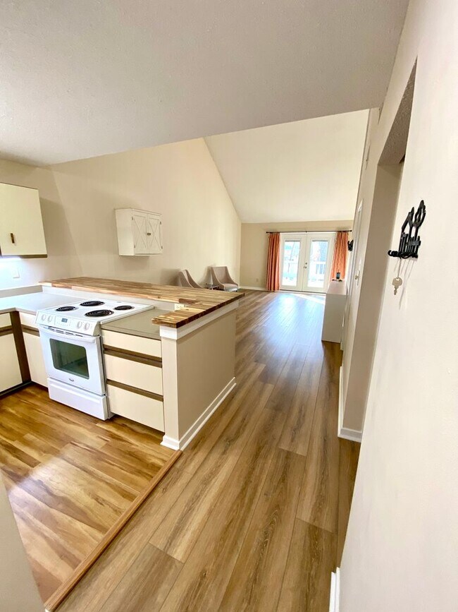 Building Photo - Townhome Style Loft Condo Gated Marina Community + Utilities Included!