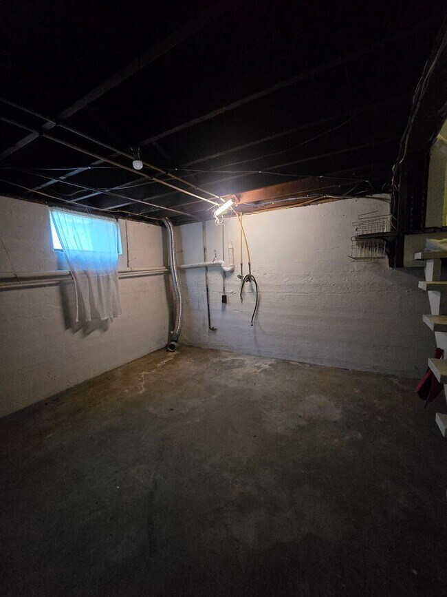 Building Photo - 2 Bed 1 Bath