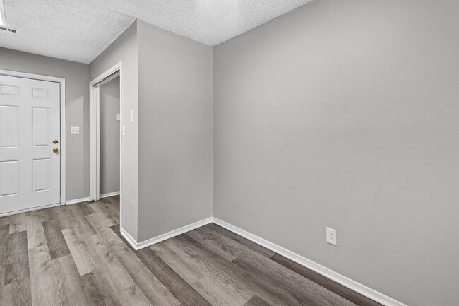 Building Photo - Newly Renovated Duplex in West Fayetteville!