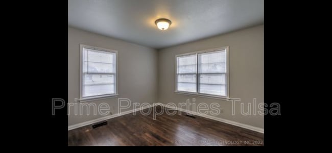 Building Photo - 925 E Thompson Ave
