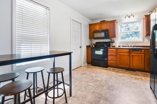 Building Photo - Pet Friendly Three Bedroom!