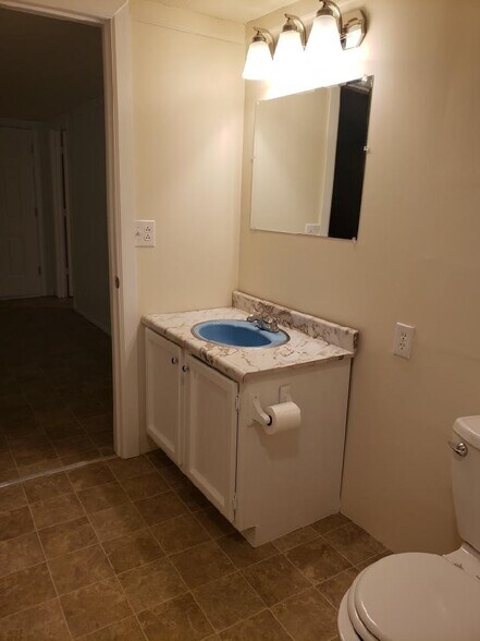 Bathroom - 206 Campbell St