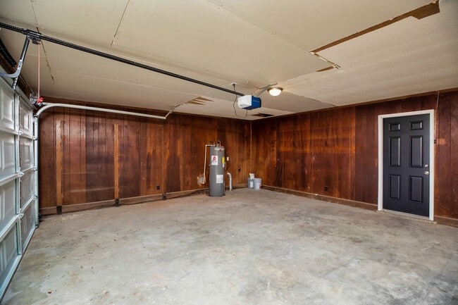 Building Photo - ** 4 Bed 2 Bath located in Ridgefield **Call 334-366-9198 to schedule a self tour