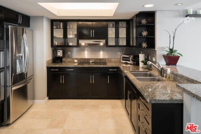 Building Photo - 13700 Marina Pointe Dr