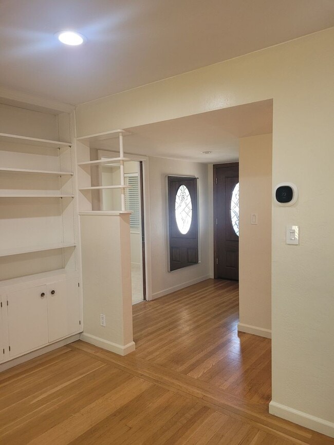 Building Photo - 3 bedroom home close to Land Park