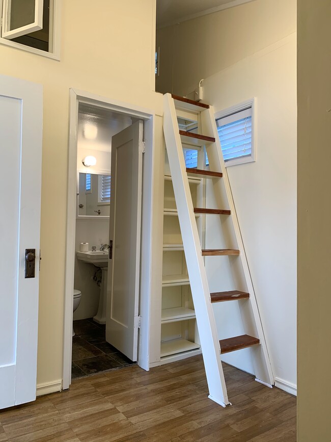 Loft / Bathroom - 140 Hart Ave