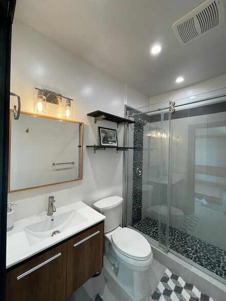 Building Photo - 7713 Owensmouth Ave