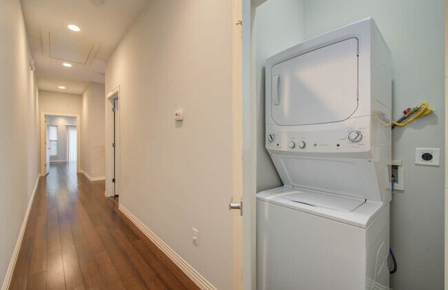 Building Photo - 1608 Bonner E St
