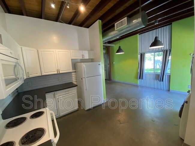 Building Photo - 2121 W Hayward Ave