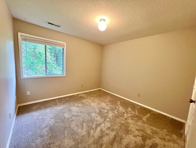 Building Photo - Remodeled 3BR in Mountain Park | Primary Suite + Deck | Lake Oswego
