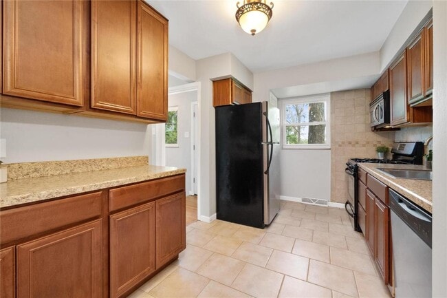 Building Photo - 9731 Twincrest Dr