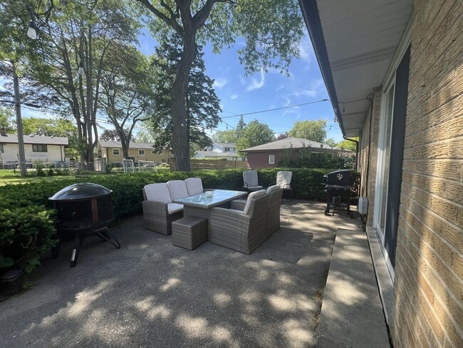 Building Photo - 1431 E Emmerson Ln
