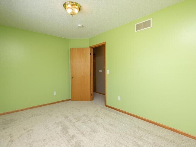 Upper Bedroom 2 - 4183 Peregrine Ln SE