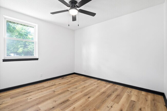 Building Photo - 338 Woodale Dr