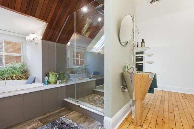 Building Photo - Stunning 5 Bedroom 2.5 Bathroom Home in Squirrel Hill