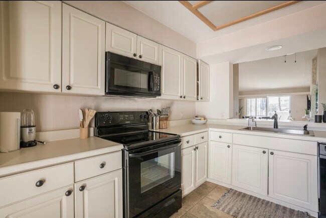 Fully Stocked Kitchen - 108 Desert Falls Dr E