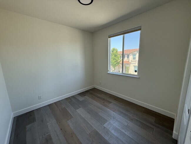Building Photo - Beautiful Newer Built 3 Bed/2.5 Bath Detac...
