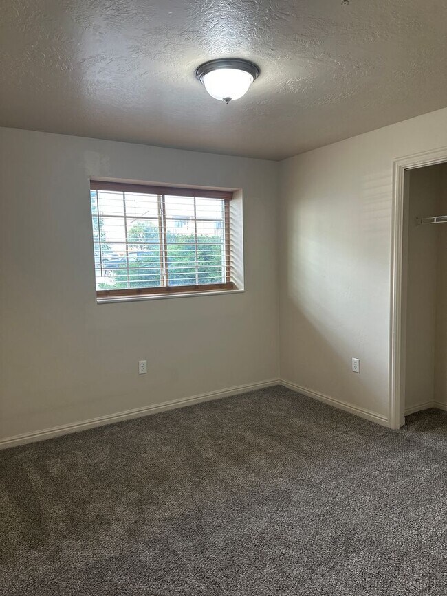 Building Photo - Green River 3 bed 2 bath Condo