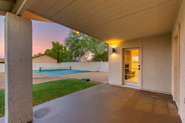 Building Photo - Beautiful 4 Bedroom, 3 Bath Home on an Oversized 18,000 Sq Ft Lot
