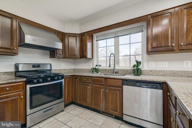 Building Photo - 19900 Belle Chase Dr