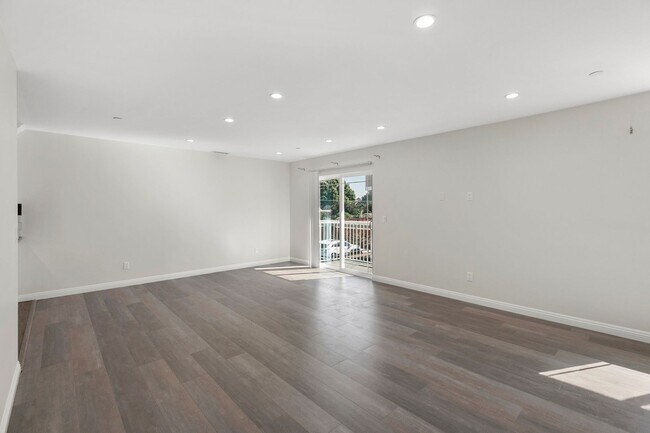 Building Photo - 3 Bedroom & 2.5 Bathroom Townhome with 2 Car Garage & Laundry