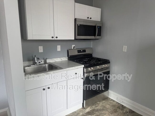 Primary Photo - 1830 Lansing St