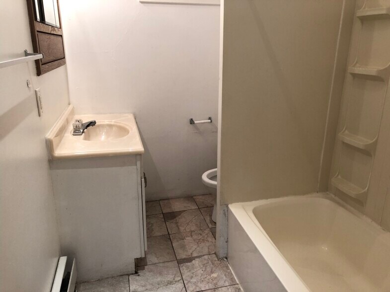 Building Photo - 5818 Hobart St