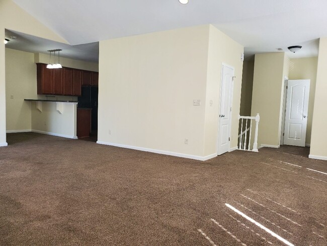 Building Photo - Move-In Ready 3BR Home with Great Living S...